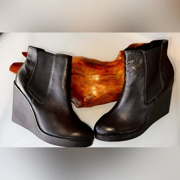 ALDO Black Leather High Wedge Ankle Boots Booties Elastic Slip On Size 9 - Picture 8 of 9